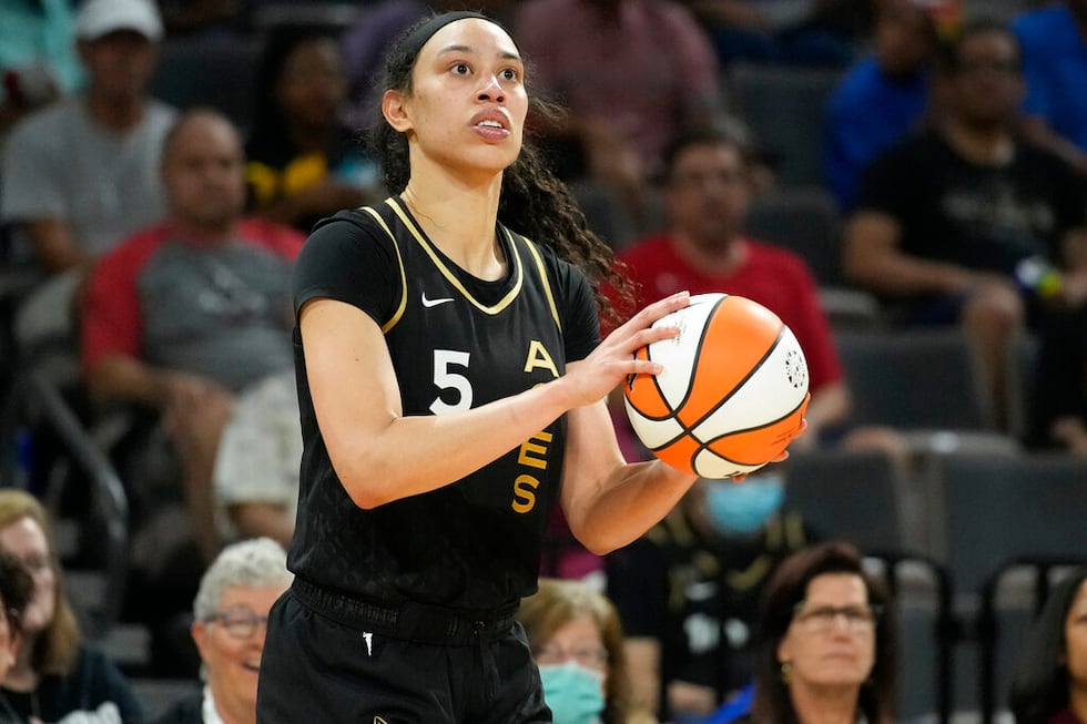 Las Vegas Aces' Dearica Hamby (5) plays against the Dallas Wings in an WNBA basketball game...